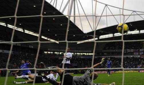 TRYGGET LEDELSEN: Deco avgjorde langt p� vei oppgj�ret mot Bolton da han var med p� � kontre inn 0-2 til Chelsea.Foto: SCANPIX/REUTERS/Nigel Roddis