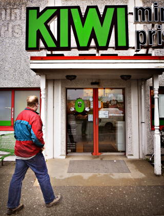 TJENER FETT: Bob Mellemstrand  lever av � finne varer utg�tt p� dato i butikkene til matvarekjeden Kiwi. Foto:J�rn H.Moen/Dagbladet
