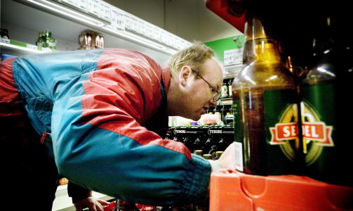 TJENER FETT P� �L: Avholdsmannen Bob Mellemstrand tjener best p� �l som er utg�tt p� dato. Foto:J�rn H.Moen/Dagbladet