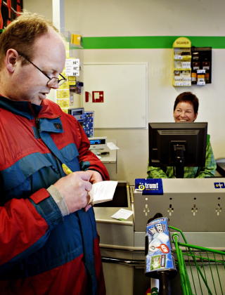 HAR KONTROLL: Mens andre datojegere arbeider vilk�rlig, arbeider

Kiwi-Bob systematisk.

Foto:J�rn H.Moen/Dagbladet