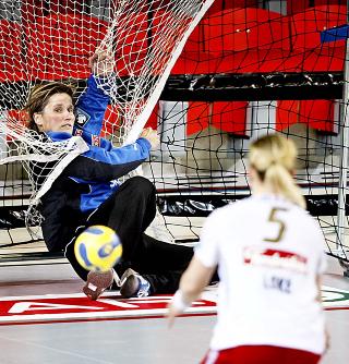 NEKTET FCK NETTKJENNING: Selv her, liggende inne i nettmaskene, klarte Lene Rantala � stoppe K�benhavn.