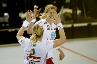 SJEF OGS� FRAMOVER: Tonje Larsen spilte i angrep i andreomgangen, i s�rget totalt sett for sju Larvik-m�l. Foto: BJ�RN LANGSEM