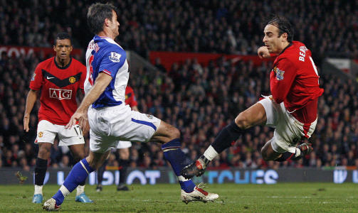 FULLTREFF: Men her setter Berbatov inn 1-0-m�let. Foto: Glyn Kirk, AFP/Scanpix