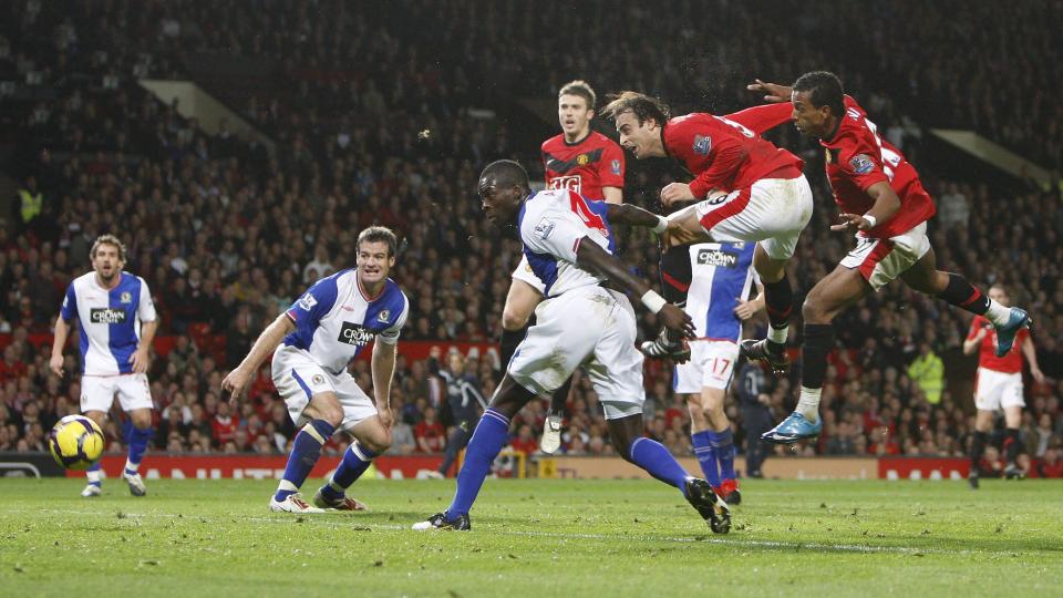 GIGASJANSE: En god mulighet p� hodet for Dimitar Berbatov, men headingen via gresset gikk rett p� keeper.Foto: Magi Haroun, EPA/Scanpix