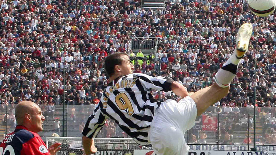 S� RART: Michele Ferri (t.v.), her som Cagliari-spiller i 2007, ser dav�rende Juventus-spiller Zlatan Ibrahimovic pr�ve seg p� et av sine mer kreative spark. I dag s� Ferri noe enda rarere: Han ble utvist to ganger, men begge ganger vinket tilbake p� banen av dommeren. Foto: Giorgio Cannas, AP/Scanpix