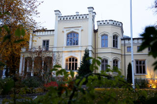 KONTOR OG HJEM:  I dette bygget skal konsulentselskapet First House etablere seg. Bjarne H�kon Hanssen disponere ogs� en leilighet i samme bygg. Foto: Scanpix