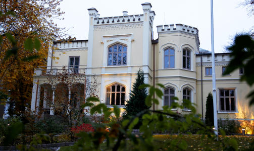LEILIGHET OG KONTOR: I dette bygget skal konsulentselskapet First House etablere seg. Bjarne H�kon Hanssen har ogs� en leilighet i bygget. FOTO: HANS ARNE VEDLOG