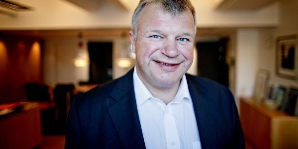  VENTER P� HANSSEN: Bjarne H�kon Hanssen har enn� ikke levert inn papirene som gj�r at Karanteneutvalget kan vurdere om den tidligere statsr�den umiddelbart kan gyve l�s p� nye PR-oppdrag. Foto: Kirster S�rb�/Dagbladet

Helse- og omsorgsminister Bjarne H�kon Hanssen g�r av.

Foto: Krister S�rb� / Dagbladet