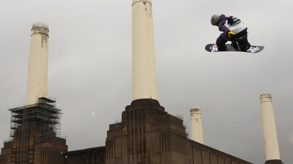 KRAFTHOPP: Sondre Tiller henger h�yt med det nedlagte kullkraftverket Battersea Power Station i London i bakgrunnen. Foto: Sang Tan, AP/Scanpix