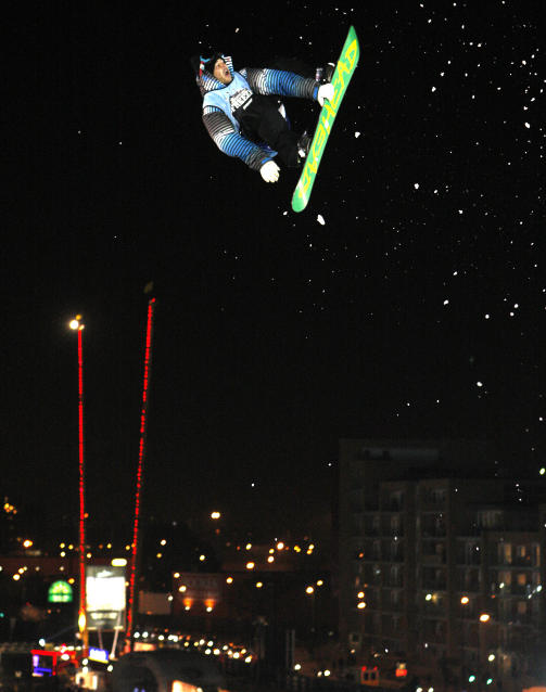 BESTE NORDMANN: Ulrik Badertscher ble nummer sju i big air-konkurransen ved Themsen i London. Her under en beste triks-konkurranse i g�r kveld. Foto: Sang Tan, AP/Scanpix