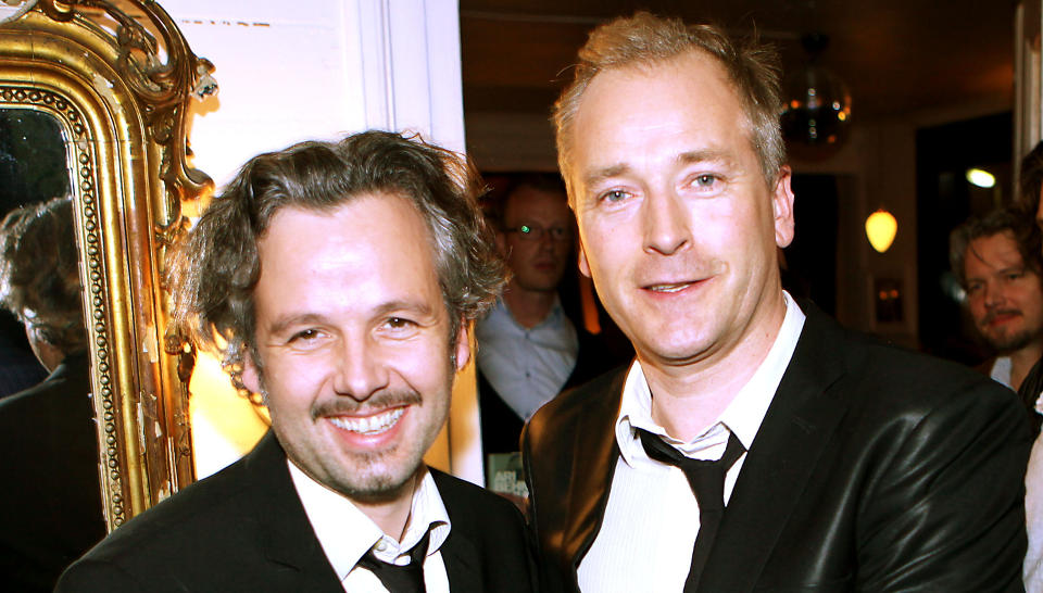 GAMLE VENNER: Ari Behn (t.v.) og Morten Abel m�ttes igjen under Litteraturuka p� Caf� Sting i Stavanger i g�r. De hadde ikke m�ttes p� lenge, og skulle ta seg en fest etter arrangementet. Foto: Erling H�geland/DAGBLADET