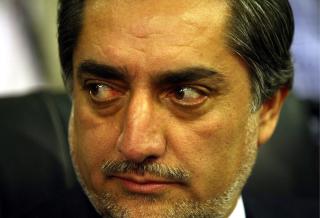 TREKKER SEG: Abdullah Abdullah var Karzais utfordrer. Abdullah f�r n� ros av Kai Eide. Foto: EPA