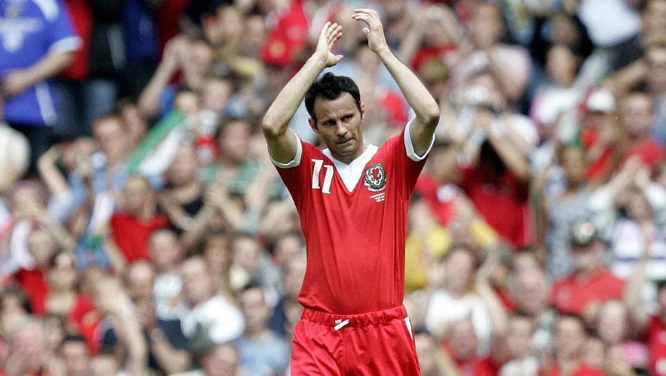 TAKKET FOR SEG: Ryan Giggs takker publikum etter � ha spilt sin 64. og siste landskamp for Wales 2. juli 2007. Foto: Dave Thompson, AP/Scanpix