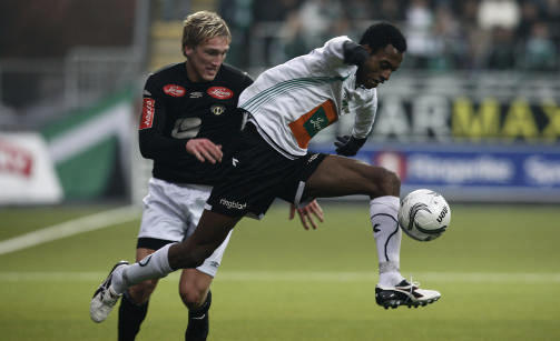 SIKRET OPPRYKK: H�nefoss og Leo Olsen (t.h.) sikret opprykk med 0-0 mot Sogndal og Per Egil Flo.
Foto: Terje Bendiksby, Scanpix