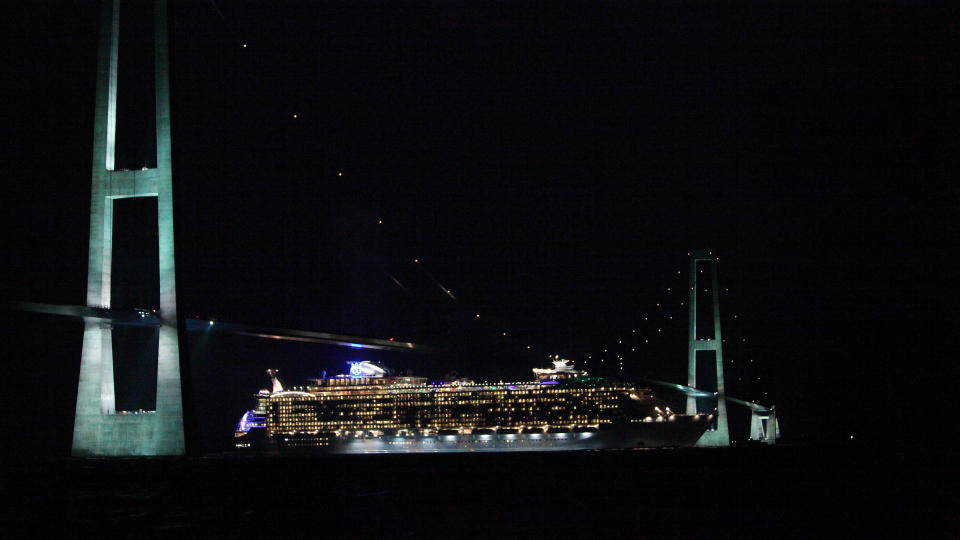 N�RPASSERING Her passererer verdens aller st�rste passasjerskip Oasis of the Seas under Storeb�ltbroen i Danmark. Takket v�re teleskopiske skorsteiner, var det mulig � lirke skuta under broen. Foto: RCCL