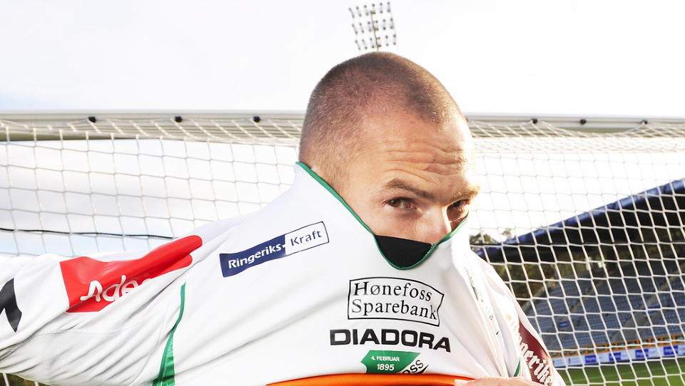 ENDELIG! Frode Lafton har spilt 16 sesonger i H�nefoss. Neste �r spiller han i Tippeligaen med klubben sin. - Om vi rykker direkte ned, gj�r det ingenting, sier en utladet veteran til NRK etter at opprykket er sikret. Foto: Erik Berglund