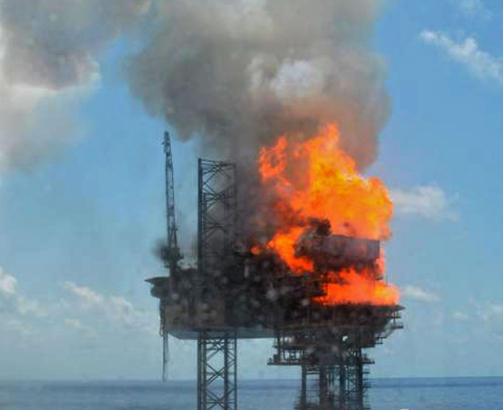 KRAFTIG BRANN: John Fredriksen-eide Sea Drill eier denne plattformen like utenfor nordkysten av Australia. Foto: AFP PHOTO / PTTEP Australasia / Scanpix