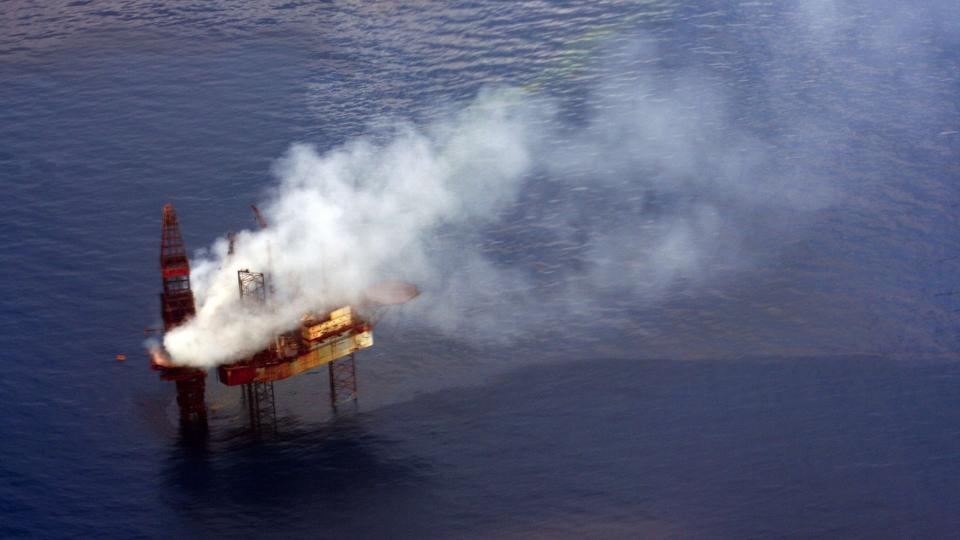 BRENNER: Oljeplattformen West Atlas har lekket olje i ti uker. Foto: REUTERS/Environs Kimberley/Scanpix