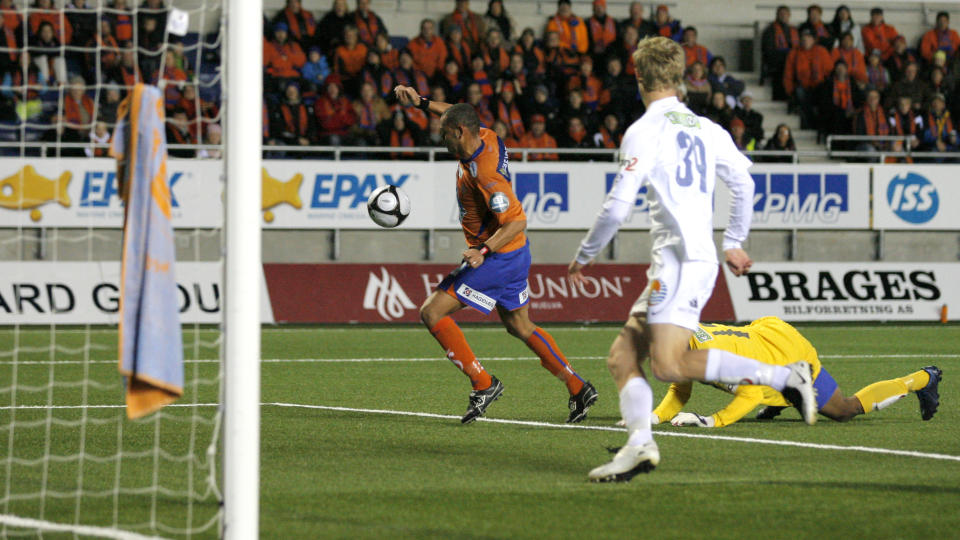 BERGET POENG: Diego Silva (t.v.) og Aalesund sl�ste med sjansene mot Str�msgodset, men brasilianeren fikk til slutt uttelling.Foto: Svein Ove Ekornesv�g / Scanpix