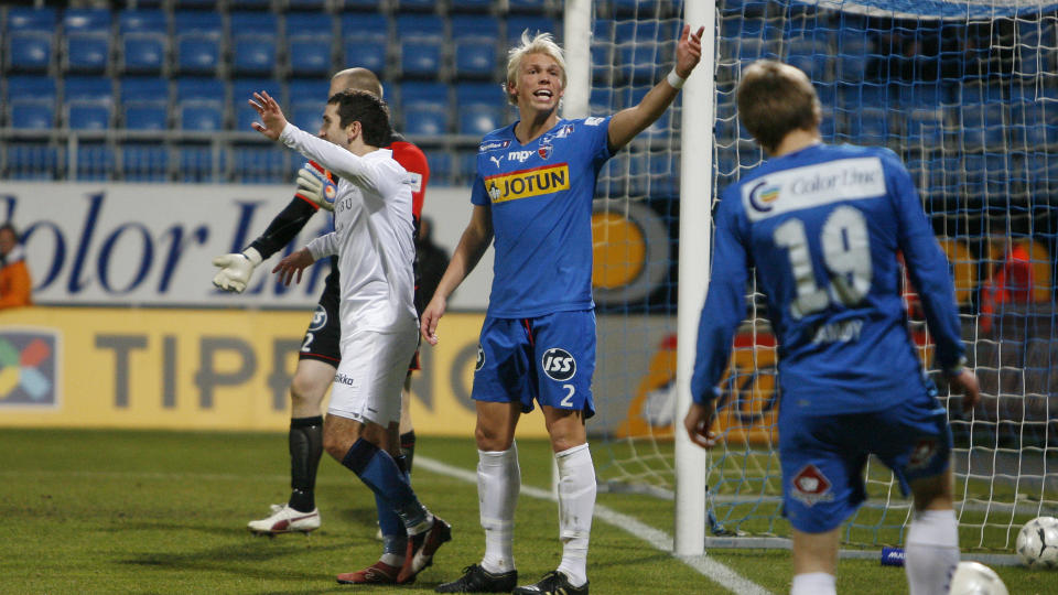 SESONGEN OVER:  Sandefjords Alexander Gabrielsen (midten) kommuniserer med linjemannen under eliteseriekampen i fotball mellom Sandefjord og Stab�k. Daniel Nannskogs to scoringer s�rget for at bortelaget vant.
Foto: Trond Reidar Teigen / Scanpix