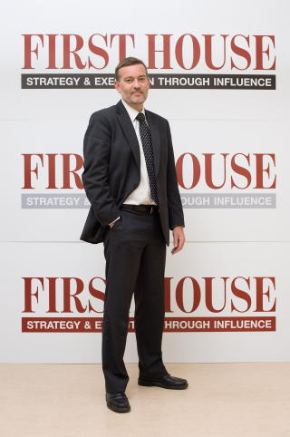 KOLLEGA: Tidligere statssekret�r ved Statsministerens kontor, Jan-Erik Larsen skal jobbe i First House sammen med Bjarne H�kon Hanssen. FOTO: FIRST HOUSE