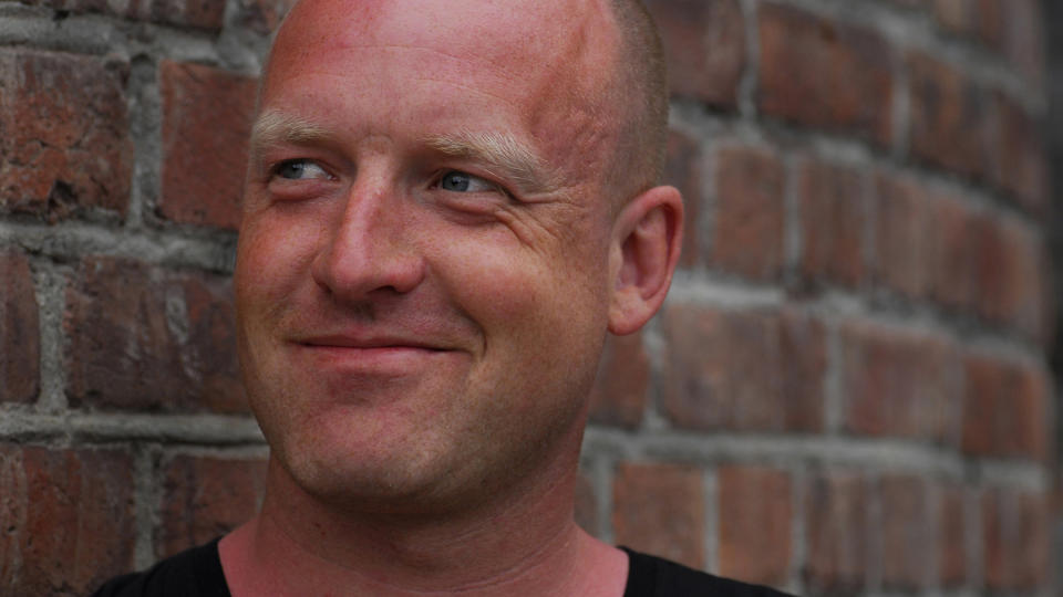 UNG MANNS HISTORIE: Kristian Klausen skriver med stil, smittende overskudd og hum�r. Foto: Cappelen Damm