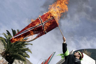 NORGE I S�KELYSET: Det norske flagget i brann p� Vestbredden 3. februar 2006. Demonstrasjonen var en protest mot at norske aviser publiserte Mohammed-karikaturene. Foto: AFP/JAAFAR ASHTIYEH
