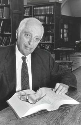 BLE STRAFFET FOR � BENEKTE FOLKEMORDET: Bernard Lewis m�tte i 1993 betale bot for � ha sagt at det armenske folkemordet ikke var et folkemord, en diskusjon som fremdeles foreg�r blant seri�se akademikere. Han ble rammet av den strenge, franske lovgivningen p� omr�det. Foto: WIKIMEDIA