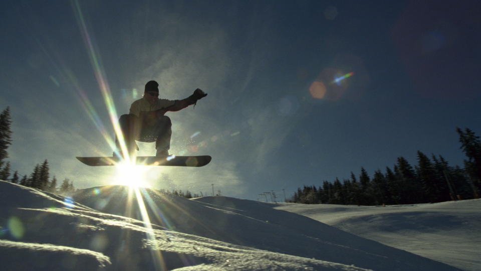 NYTT SOSIALT SNOWBOARDSPILL: Funcom jobber med et nytt snowboardspill, et av flere prosjekter som i dag fikk st�tte fra Filmfondet. Dette bildet er ikke fra noe spill - det er tatt p� Tryvann. Foto: ESPEN RASMUSSEN