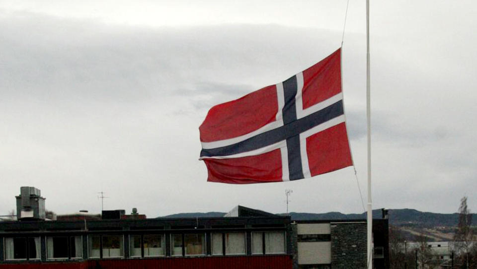 ODA MOE (15) D�DE I G�R KVELD: Flagget p� halv stang ved Skaun ungdomsskole i S�r-Tr�ndelag mandag morgen. En 18 �r gammel mann er p�grepet og siktet for drap etter at en jente som gikk i 10. klasse p� skolen ble funnet d�d natt til mandag. 
Foto: Tor Aage Hansen / Scanpix