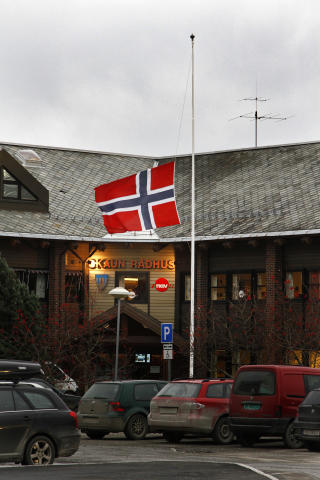 HALV STANG: Flagget var p� halv stang ved Skaun r�dhus. Drapet p� den 15-�rige jenta fra bygda framst�r som uforst�elig for alle. De to beskrives som venner, og hadde samme omgangskrets. Foto: Tom E. �sthuus, Dagbladet.