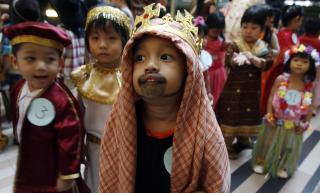 BEDRE MED F�RRE: Lavere f�dselsrater vil f�re til at flere kvinner kan jobbe og at flere barn tar h�yere utdannelse. Dermed f�r man en sterkere middelklasse i land som Indonesia, Iran og Malaysia, alle land som har hatt fall i fruktbarheten. Her fra en FN-markeirng i Indonesia, hvor barn tok p� seg kl�r fra hele verden. Foto: SCANPIX
