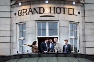 KOMMER TIL NORGE: Representanter for amerikanske myndigheter inspiserer Grand Hotel i Oslo hvor president og fredsprisvinner Barack Obama skal hilse folket etter mottakelsen.
Foto: Henning Lilleg�rd / Dagbladet

Behandlet eller vurdert som ferdig av bildedesk