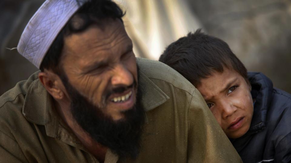 BEKYMRET FOR SIVILE: En far og s�nn har kommet seg ut av krigssonen i S�r-Waziristan til Dera Ismail Khan. Hjelpearbeidere advarer om at de ikke har oversikt over situasjonen til de sivile som fortsatt er i omr�det. Foto: REUTERS / Akhtar Soomro / SCANPIX