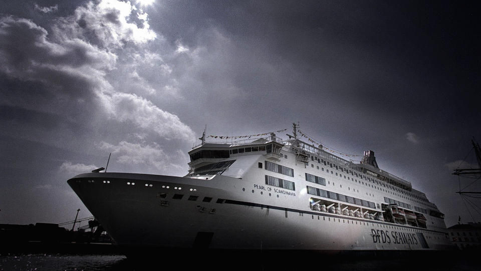 M�TTE HENTES: En norsk gutt (6) ble sv�rt syk og m�tte hentes med helikopter fra DFDS SEAWAYS�Pearl of Scandinavia utenfor sydkysten av Sverige i g�r.
 
Foto: JACOB LANGVAD NILSSON / SCANPIX NORDFOTO
