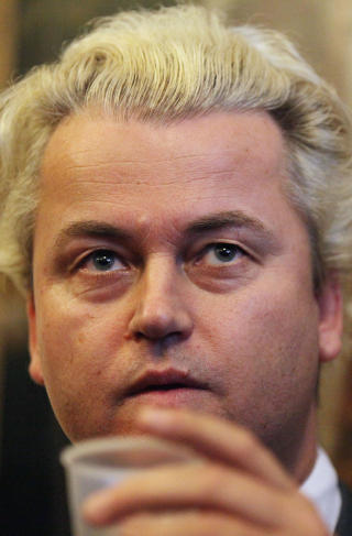 PROTEST MOT GEERT WILDERS FRIGANG: Den nederlanske, h�yreekstreme politikeren ble nylig frikjent i Nederland for � ha spredt Mohammed-karikaturer. Wilders er for �vrig slett ingen forkjemper for ytringsfrihet. Han har foresl�tt � forby Koranen. Foto: AFP/SHAUN CURRY