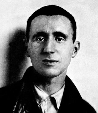 BERTHOLT BRECHT: Laget blant et ironisk dikt om h�ndteringen av folkeoppr�ret i 1953, som ble en av de tabuiserte hendelsene i DDR. De som skrev om slike ting fikk sensurtr�bbel.