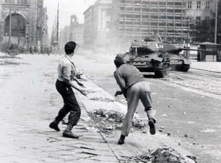 STREIK DDR 1953: I DDRs selvforst�else var streik en umulig sak, arbeiderne var i besittelse av produktivkreftene, og streiket dermed mot seg selv. 1953-streiken ble sl�tt ned av Sovjet, og minst 50 ble drept i det myndighetene etterp� kalte et kuppfors�k fra vest. Oppr�ret viste at DDR ikke kunne best� uten bruk av maktkmidler.