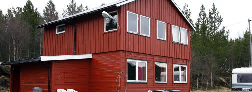 DREPT S�NDAG KVELD: Bak denne bygningen p� travbanen i Skaun skal drapet p� den 15-�rige jenta ha funnet sted. 

Foto: Tom E. �sthuus, Dagbladet.