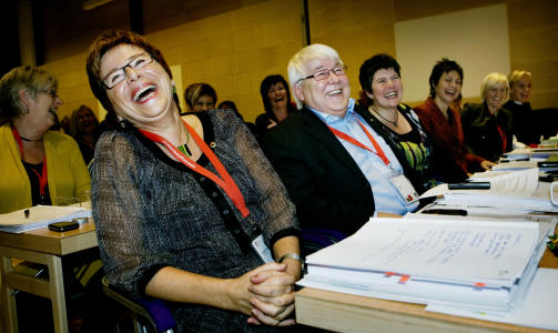 G�R AV: Leder Helga Hjetland (t.v.) og nestleder Per Aahlin gikk i dag av under landsm�tet til Utdanningsforbundet. Til h�yre sitter de to som kjempet om ledervervet,  Mimi Bjerkestrand og Haldis Holst. Foto: Jon-Michael Josefsen / Scanpix
