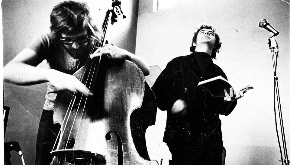 BEAT FOR BEAT: Jan Erik Vold i aksjon med Arild Andersen p� bass i 1972. Foto: Odd H. Antonsen