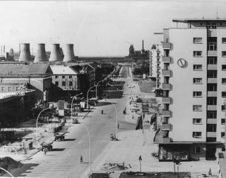SOSIALISTISK ARKITEKTUR: Eisenh�ttenstadt ble grunnlagt p� 1950-tallet som en sosialistisk by, en boby for st�lindustrien som ble anlagt her. Byplanleggingen skulle gjenspeile planmessigheten i det sosialistiske samfunnet, if�lge forskerne Karl-Heinz og Petra R�ther. Foto: WIKIMEDIA