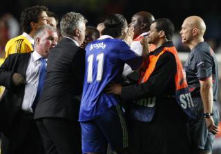 VILLE TA �VREB�: Her blir Didier Drogba stoppet av en vakt etter at Chelsea tapte semifinalen i Champions League. Foto: AP/ Jon Super