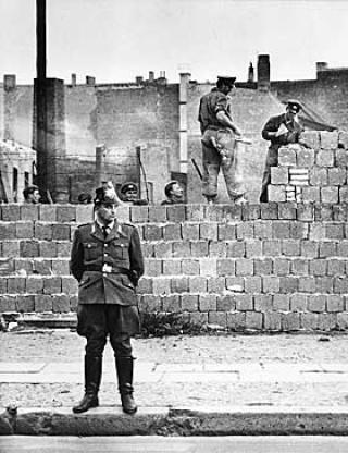 BERLINMUREN UNDER BYGGING: Eller �Den antifascistiske beskyttelsesvollen�, som myndighetene kalte den. Etter at muren var oppe opplevde kunstnerne i DDR en oppmykning i kulturpolitikken siden �fascist/kapitalist-faren� var utestengt.
Foto: SCANPIX