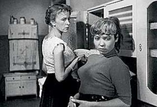 BERLIN ECKE SCH�NHAUSER: Filmen fra 1957 var et �sttysk alternativ til �Rotl�s ungdom�. Den handler om en gjeng som henger p� hj�rnet, noen i opposisjon til foreldrene.
Foto: NORSK FILMINSTITUTT
