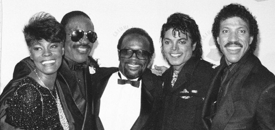 GLANSDAGENE: Dionne Warwick, Stevie Wonder, Quincy Jones, Michael Jackson og Lionel Richie under utdelingen av Grammy-prisene i 1986. N� kommer filmen om platerbansjens vekst og fall, fra de glade dagene p� 1980-tallet og fram til dagens sviktende salg og krig mot pirater og fidelere. Foto: SCANPIX