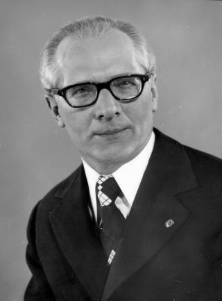 ERICH HONECKER: Tok makten fra Ulbricht i 1971. Gradvis tok regimet avstand fra ideen om den sosialistiske kulturrevolusjonen. Under Honecker vekslet kulturpolitikken mellom oppmykning og strengere perioder, avhengig av internasjonal politikk og maktbalanse. Foto: WIKIMEDIA