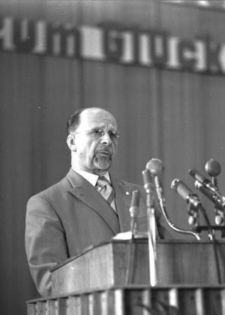 WALTER ULBRICHT: DDRs f�rste leder fors�kte fra 1949 � innf�re en stalinistisk kulturpolitikk. Hovedfienden var den s�kalte formalismen, det kunstneriske uttrykket til den imperialistiske kannibalismen. Kunsten skulle st�tte de ideologiske m�lene. Foto: WIKIMEDIA