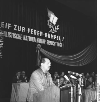 BITTERFIELD: I industribyen fors�kte man � lage kulturrevolusjon fra 1959. Arbeiderne skulle storme kulturens h�yder via valgskr�ket Kamerat grip pennen, den sosialistiske nasjonalkulturen trenger deg. Dette er forfatteren Erwin Strittmatter som deltar i diskusjonen. Foto: WIKIMEDIA