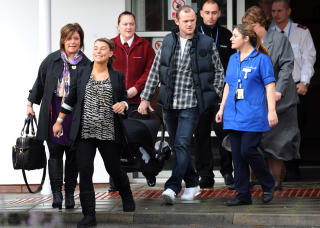 STOLTE FORELDRE: Hum�ret var godt da Rooney-klanen tok med seg Kai Wayne hjem fra Liverpool Women's Hospital. Foto: AFP/PAUL ELLIS